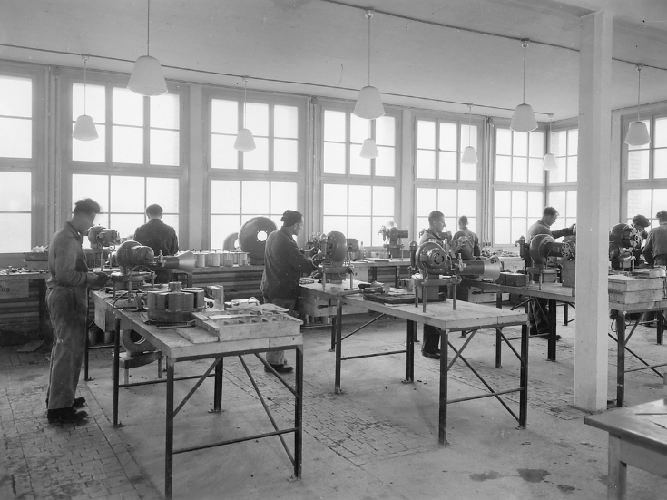 Asamblare în fabrica ELCO (în jurul anului 1950)