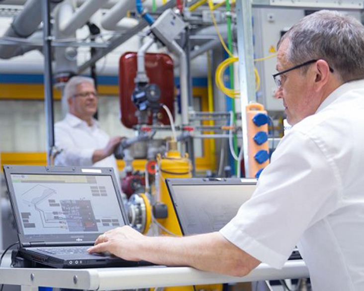 Laborator tehnic de testare cu monitorizarea și analiza sistemelor de încălzire și energetice cu ajutorul unui laptop.