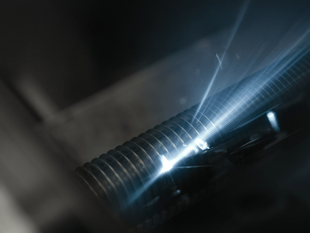 Țeavă cu aripioare sudată cu laser din oțel inoxidabil și vedere a razei laser